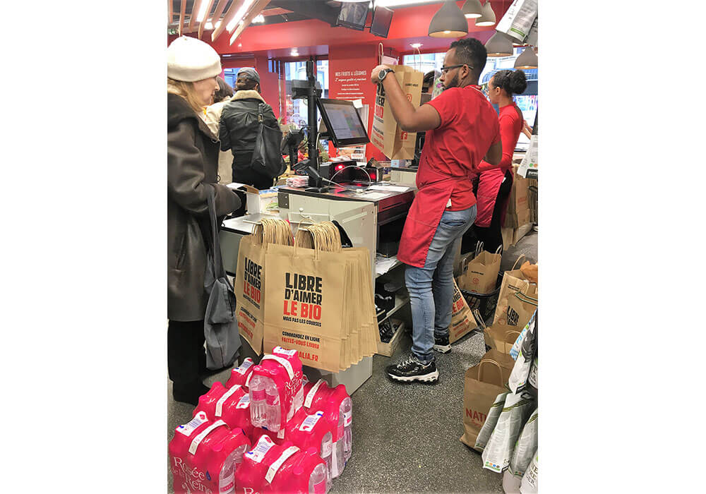 オーガニックスーパーでは、マイバッグ持参でない場合、有料の紙袋に入れてもらう