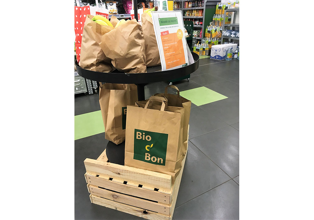 「ビオセボン」の紙製手提げ袋。上はフルーツの詰め合わせ。