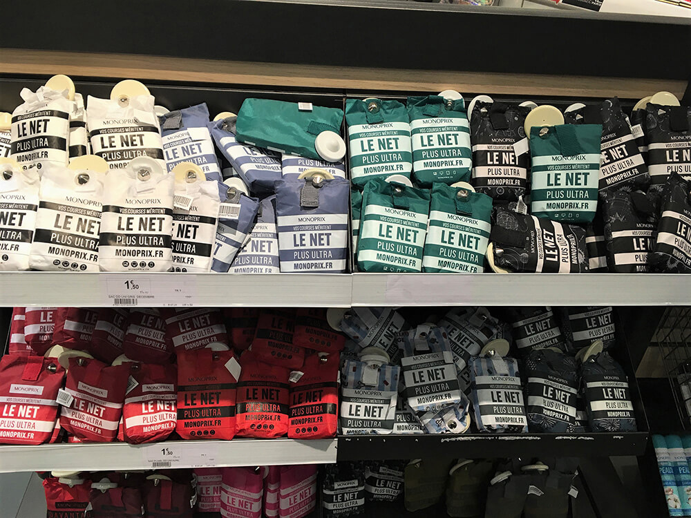 大手スーパー「モノプリ」のエコバッグ売り場。