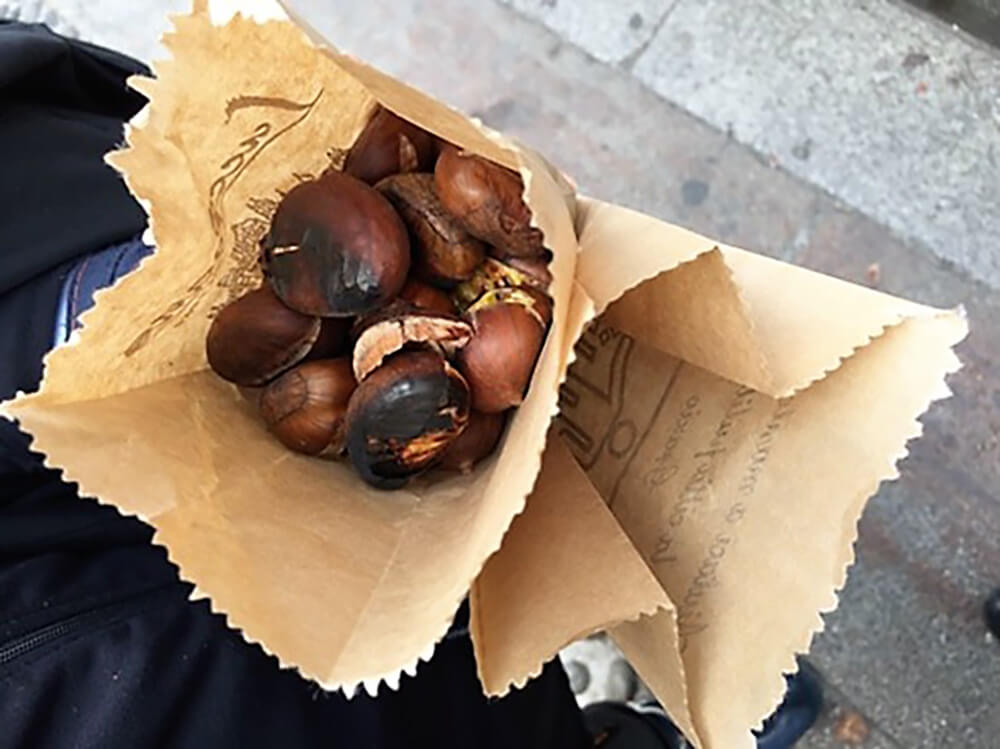 街頭の焼き栗の袋は片側が殻入れになっている。