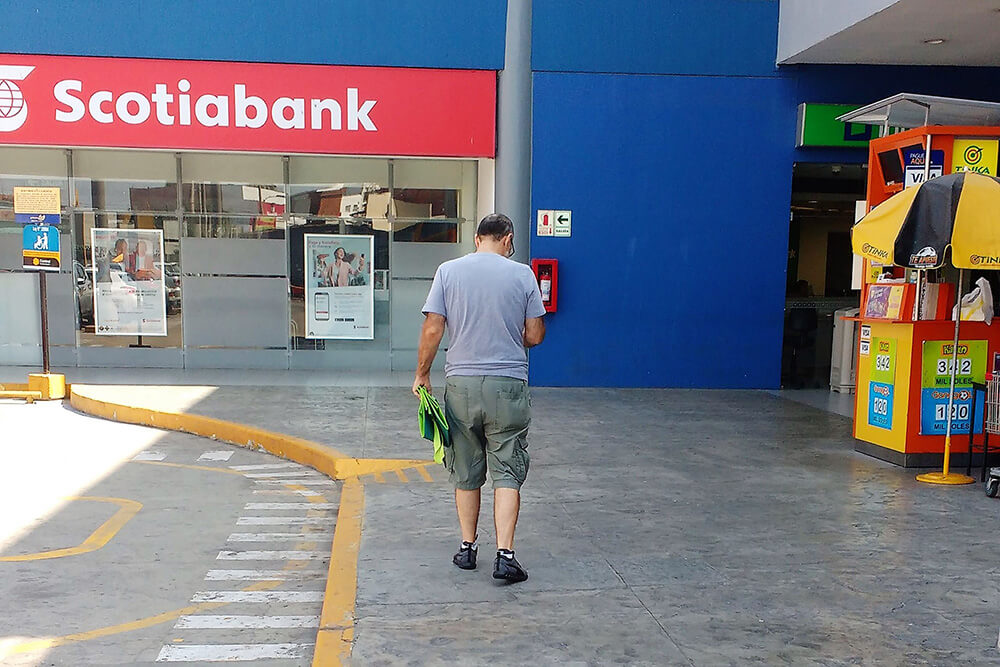 エコバッグを持つ人