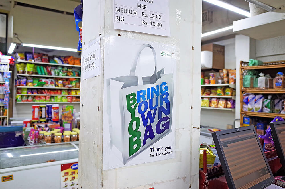 スーパー内に貼られた、エコバッグを持参するよう呼びかけるポスター。