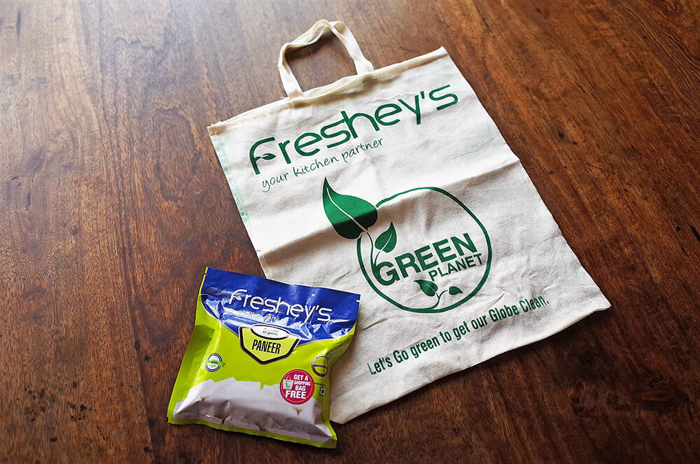 パニール（インドのカッテージチーズ）を購入するとエコバッグをプレゼントするというキャンペーン。