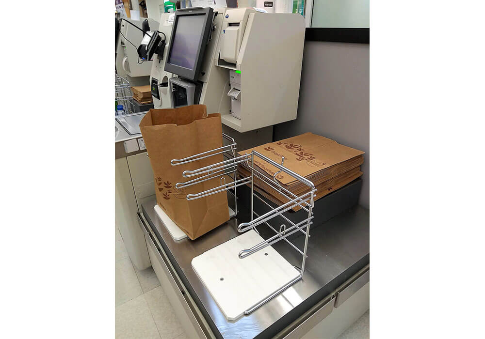 「ストップ＆ショップ」で。セルフレジ横に無料紙袋1種のみ。