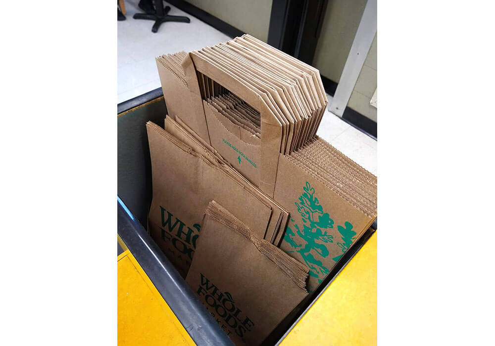 「ホールフーズ」で。 レジ横には無料紙袋が3サイズ用意されている。