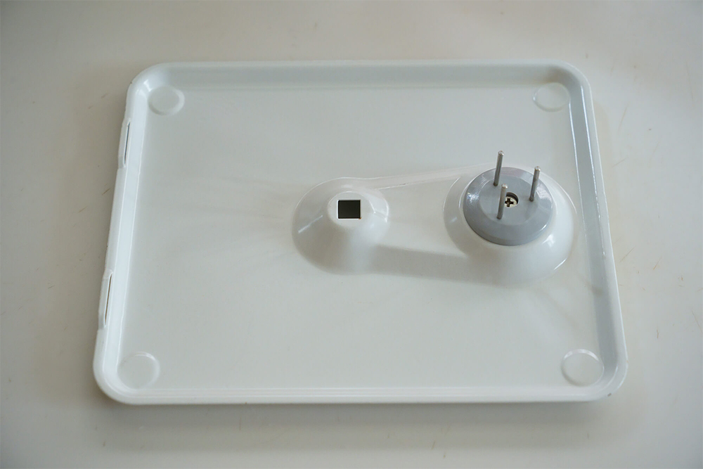 食材固定金具付きの皮剥き器。アビリティーズ・ケアネット社製。メッシュ状皮剥き台を外して使用している。シンプルな構造だが、活用度は大。