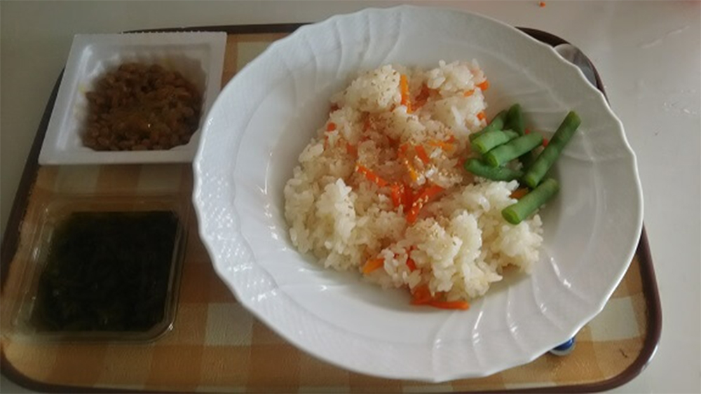 にんじんご飯と茹でたてインゲン