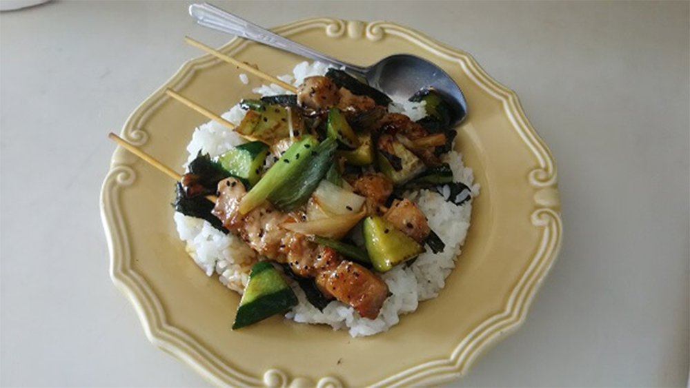 キュウリとネギの焼き鳥丼