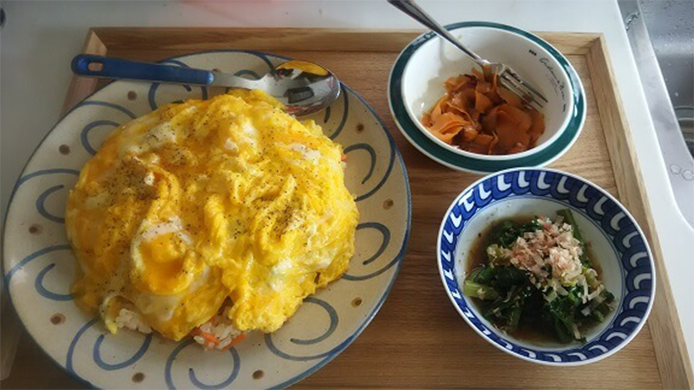 ニラ玉丼とお浸しと漬物