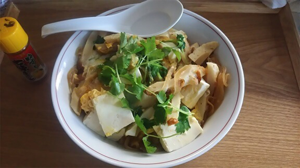 ちくわと豆腐と玉ねぎの卵とじ丼