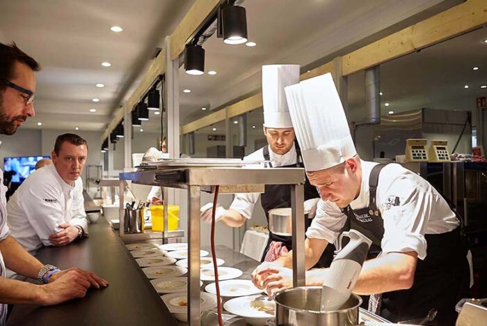 料理コンテスト「魚料理、最高料理人賞」が魚の価値を引き上げる。