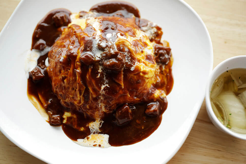 デミグラスソースたっぷりのオムライス