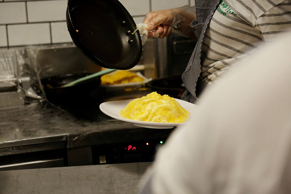 オムライス用の卵をひと皿ずつふわとろ仕上げ