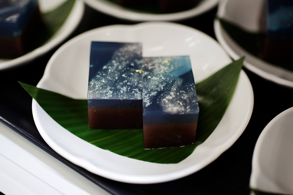 天の川をモチーフにした錦玉羹と羊羹2層の和菓子