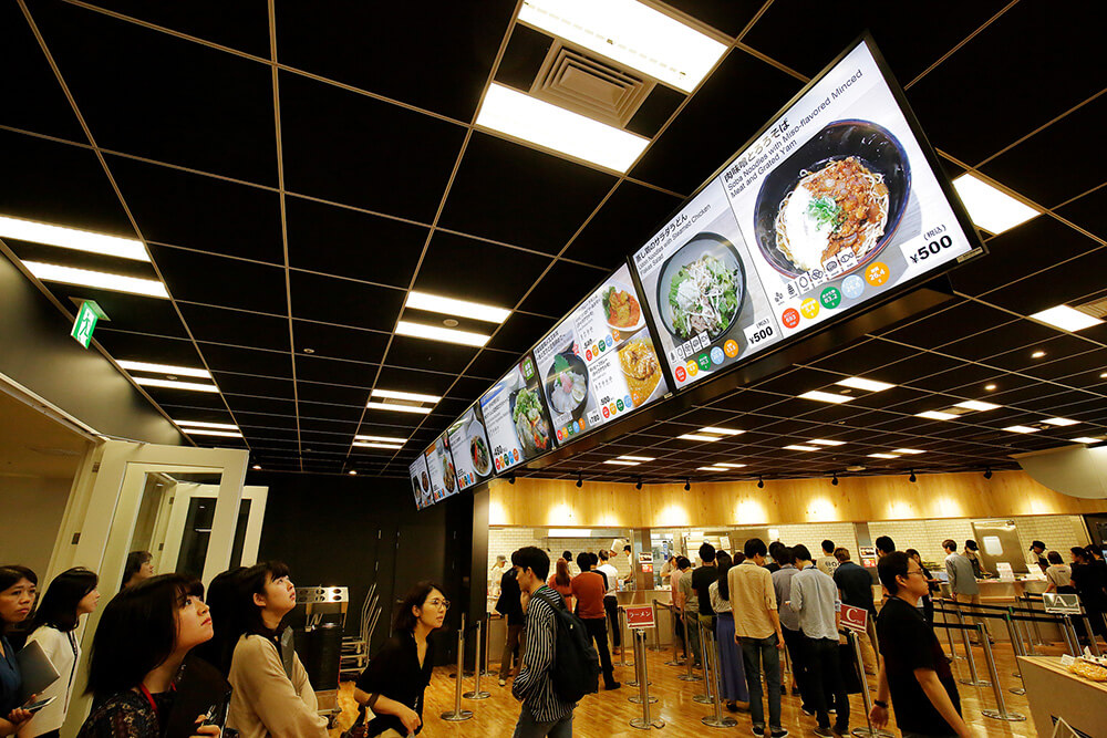 メニューを表示したデジタルサイネージ