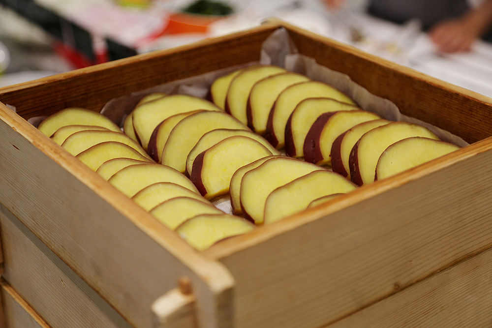 黒蜜とバターを添えるサツマイモのせいろ蒸