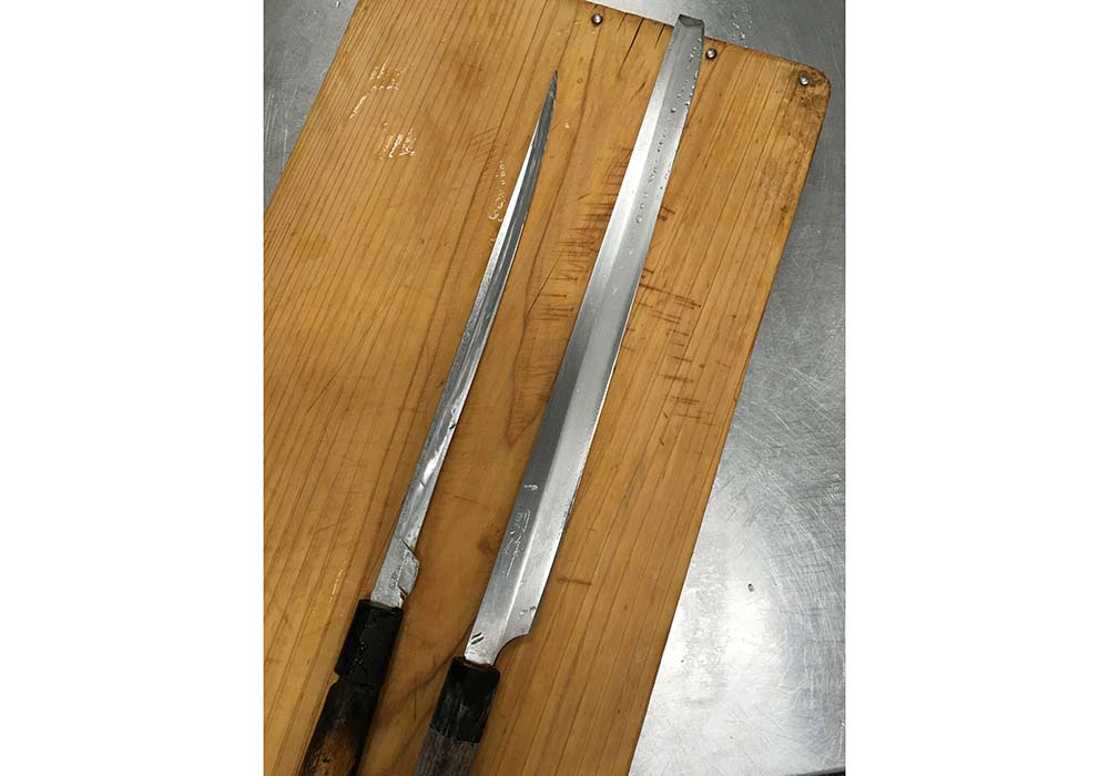 特別な包丁は使わない。3000円の包丁をひたすら砥いで使い倒す。左が使い続けているもの、右が使い始めたもの。どちらも同じ包丁だという。「浜田シェフからいただいたすばらしい包丁もあるのですが、もったいなくて、なかなか使えない（笑）」