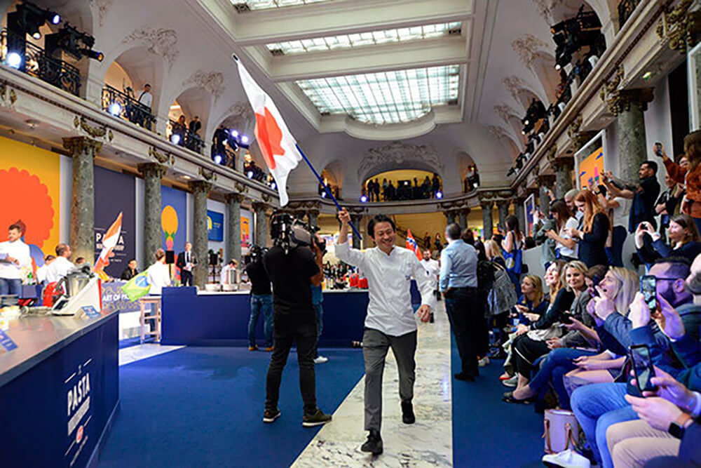 予選を勝ち抜いた14カ国の若手料理人が、国旗をもって入場。