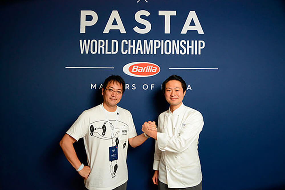 ミラノでオーナーシェフとして活躍する「TOKUYOSHI」徳吉洋二シェフが応援に駆け付けた。