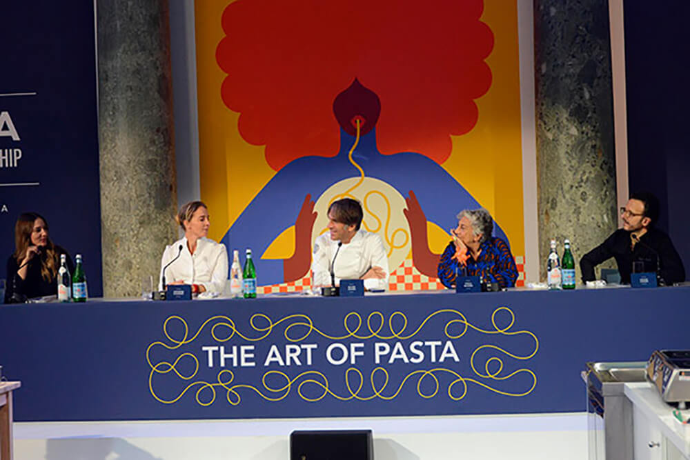 イタリア、フランスで活躍するシェフ3名と建築デザイナー、フォトグラファー各1名が審査員として試食、投票する。