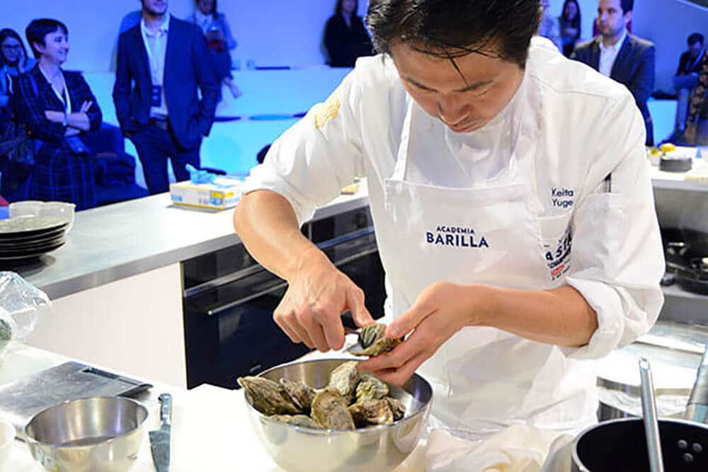 まずはフランス産の小ぶりの牡蠣を剥き始める弓削シェフ。