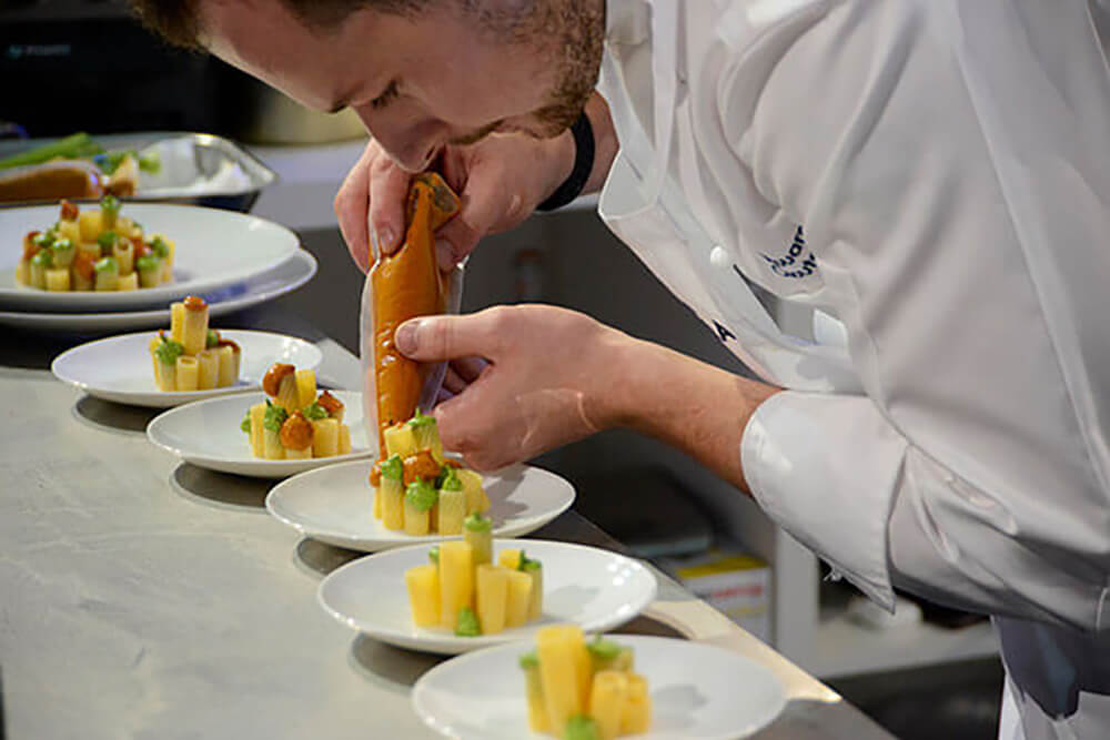 リガトーニをカットして皿に並べ、ソースを絞り入れるという斬新な発想で勝負。