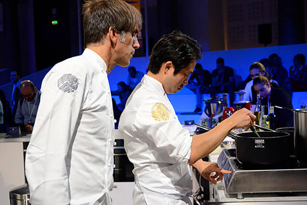 興味津々な審査員