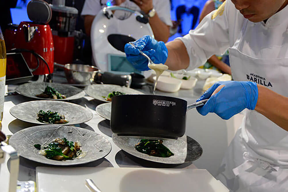 パスタにソースをかける