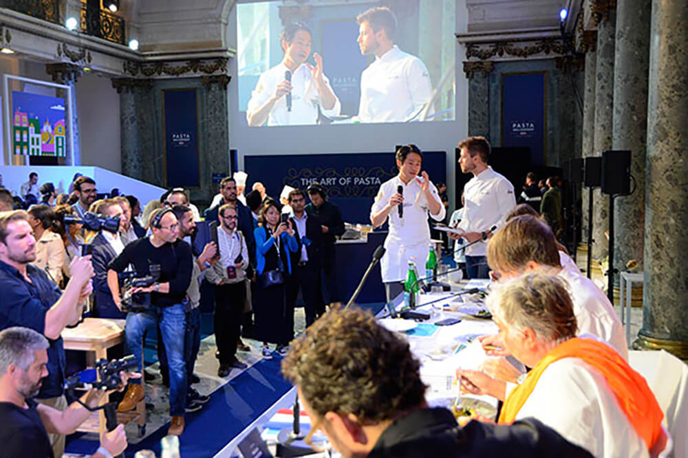 査員にプレゼンテーションする弓削シェフ