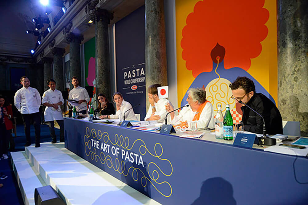 審査員が順にコメントをしながら旗を上げて投票。