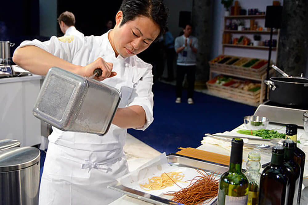 スパゲッティを揚げ始めた弓削シェフ