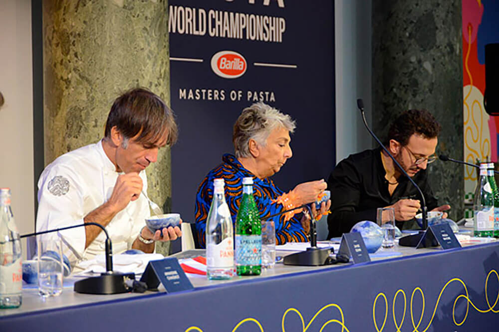 パスタを食べる審査員