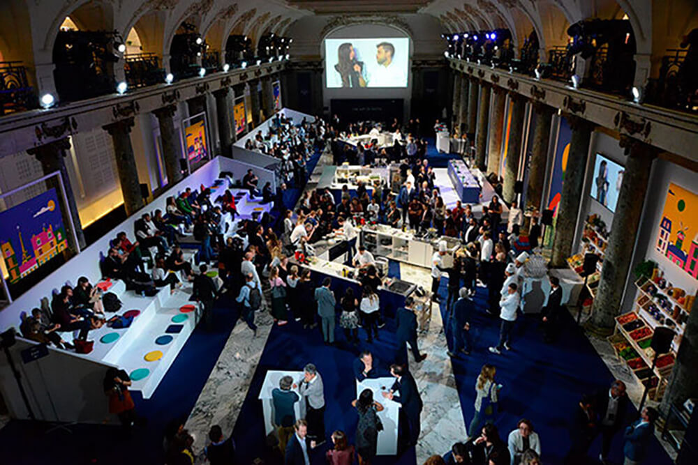 会場にいる人々