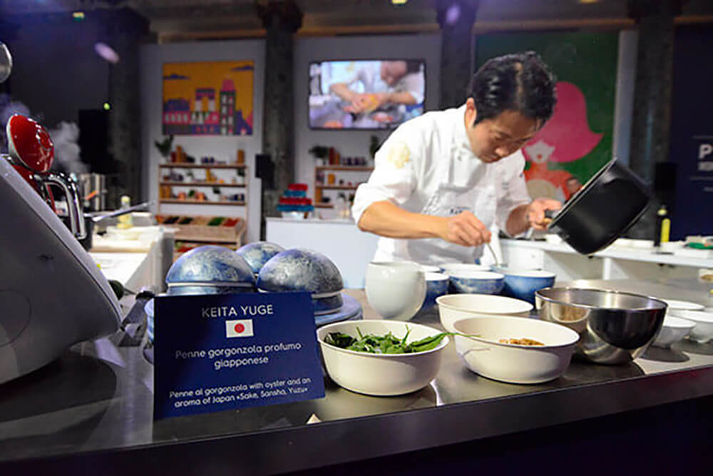 盛り付けをする弓削シェフ