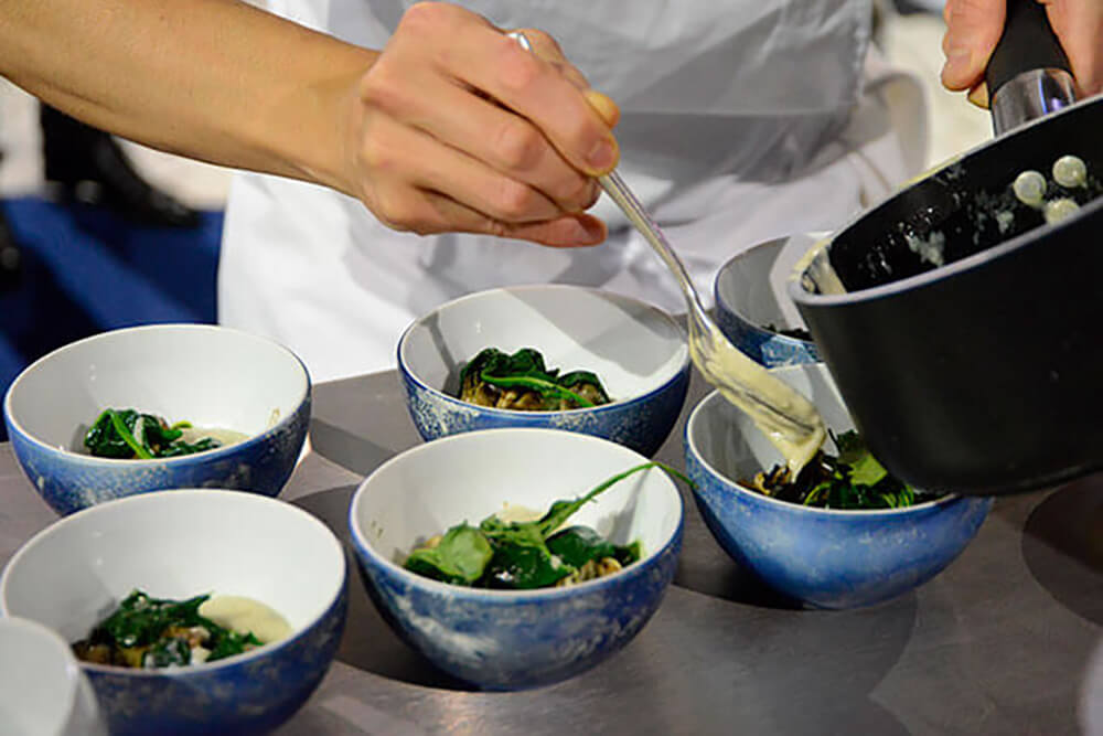 盛り付けの手元