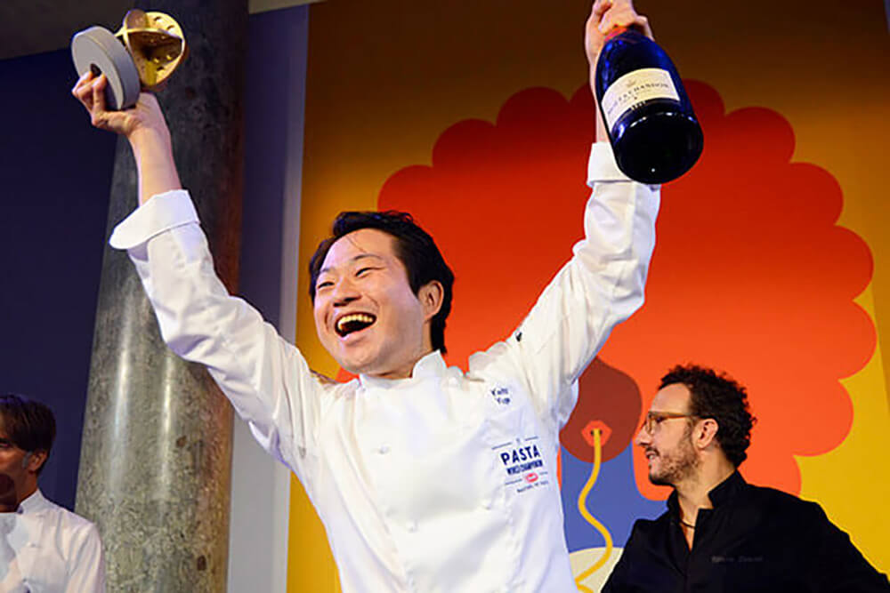 全身で喜びを表す弓削シェフ