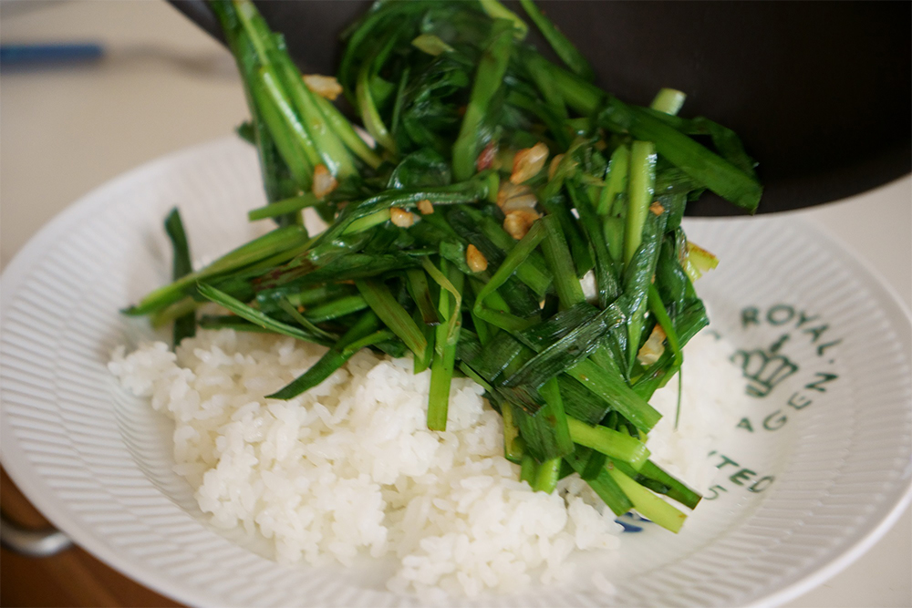 ニラと卵を別々に調理する。ニラ玉丼と言えば、カニ玉丼のように、ニラ入り卵焼きに餡をかけるのが普通だが、岡田さんは、素材の味の際立たせ方と合理的な作り方を求めて「ニラと卵を別々にのせる」方法に行き着いた。