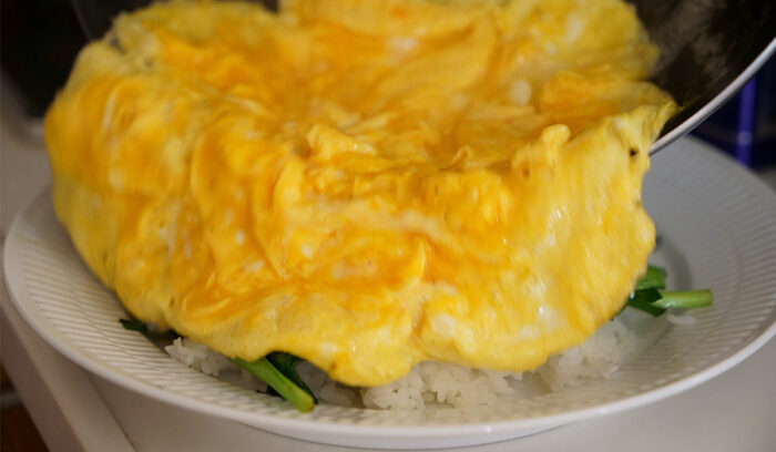 味と手順を考え抜いたニラ玉丼。