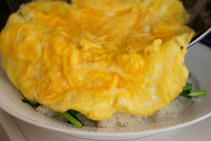 味と手順を考え抜いたニラ玉丼。