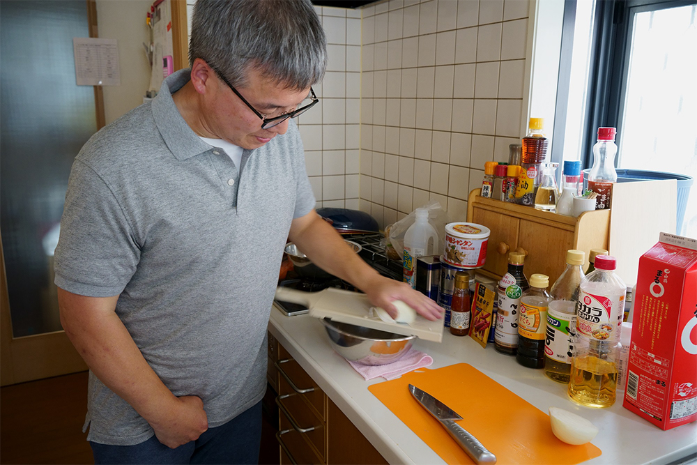 手間を惜しまない岡田吉之さん。「手間が料理をおいしくする」