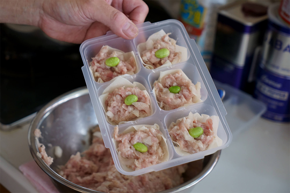 トレーごと冷凍庫に2時間。完全に固める。トレーを外し、チャック付き保存袋で冷凍。冷凍することで成形工程を省く。