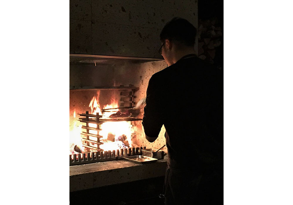 野菜や肉を薪火で調理