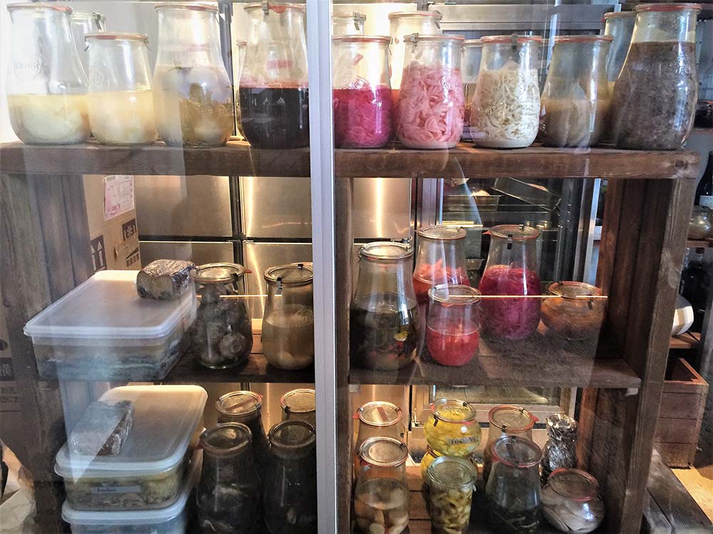 瓶詰めされた野菜や果物が発酵中