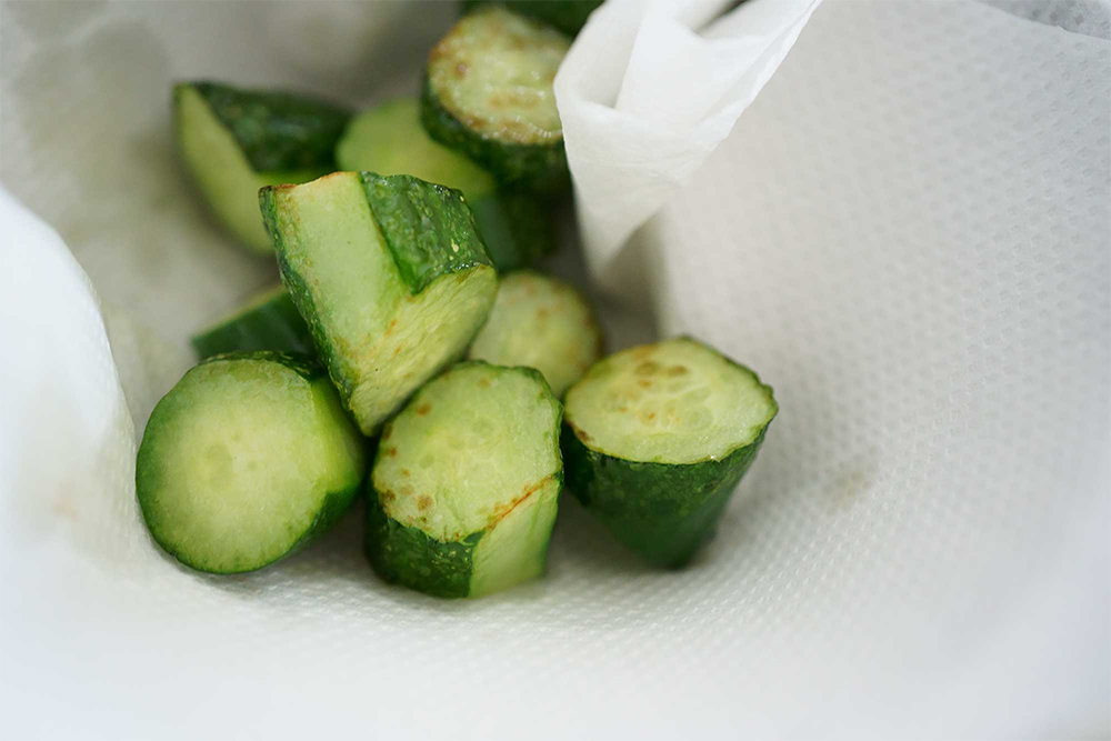 （C）キュウリに焦げ目を付ける。多めの油を使い、強火で揚げ焼きに。余分な油は味の邪魔になるので取り除く。