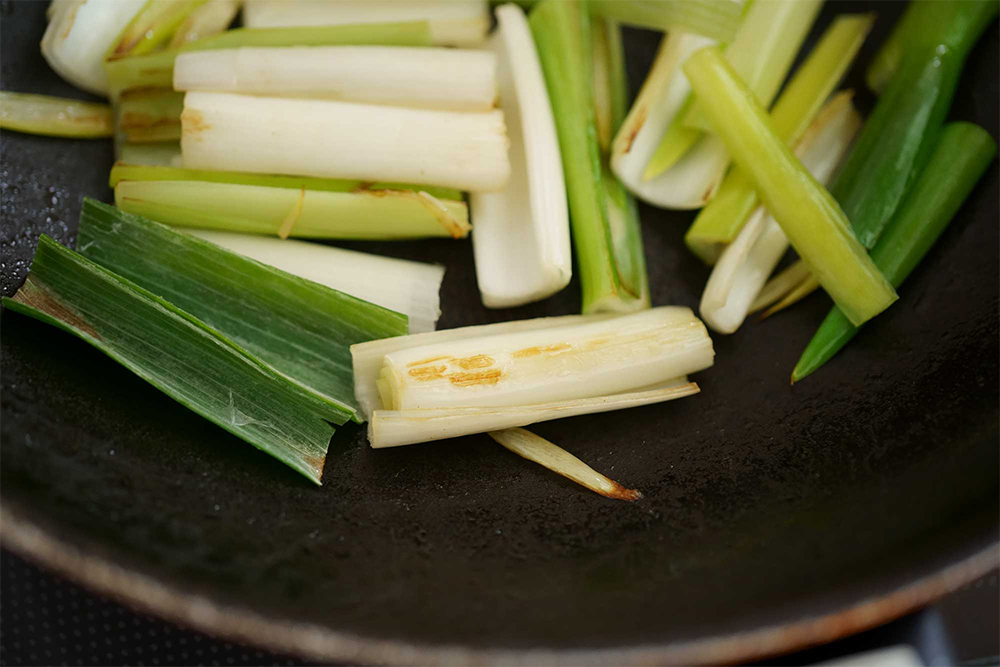 （D）広げて強火で焦げ目を付ける。動かしすぎないように。キュウリよりも水分が少ないので油は少なめ。