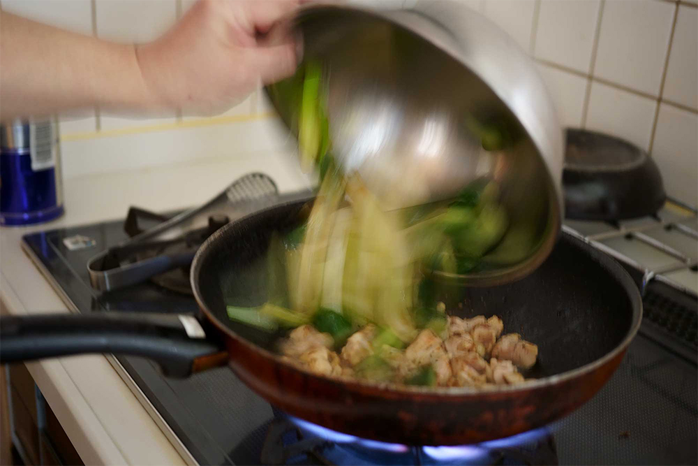 （E） 焼き目を付けた鶏肉にキュウリと長ネギを加える。まとめて加熱すると水分が出て焦げ目が付かない。