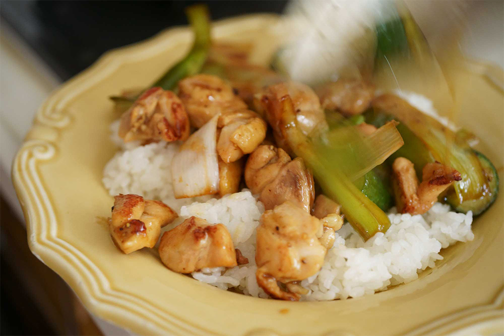 （F） 煮汁が泡立ってきたら、フライパンを濡れ布巾上に置き、スプーンでとろみ（ゆるめのとろみが理想）を確認して盛り付け。