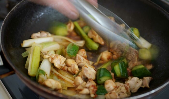 フライパンで作る焼き鳥丼。