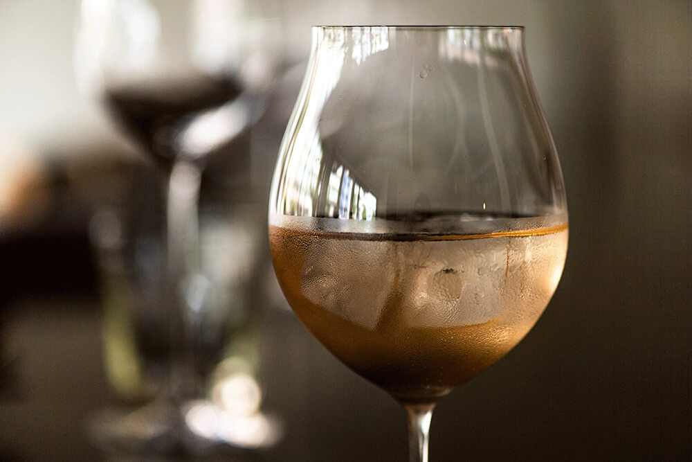 完熟南高梅と発酵プラムのシロップ漬けに米酢を加え、ソーダで割った１杯。