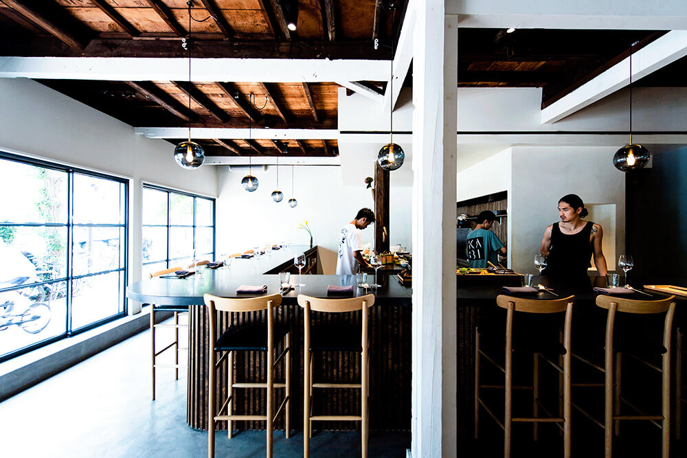 カウンターは12席に、4人席のテーブルも1台減らし、密を避ける。